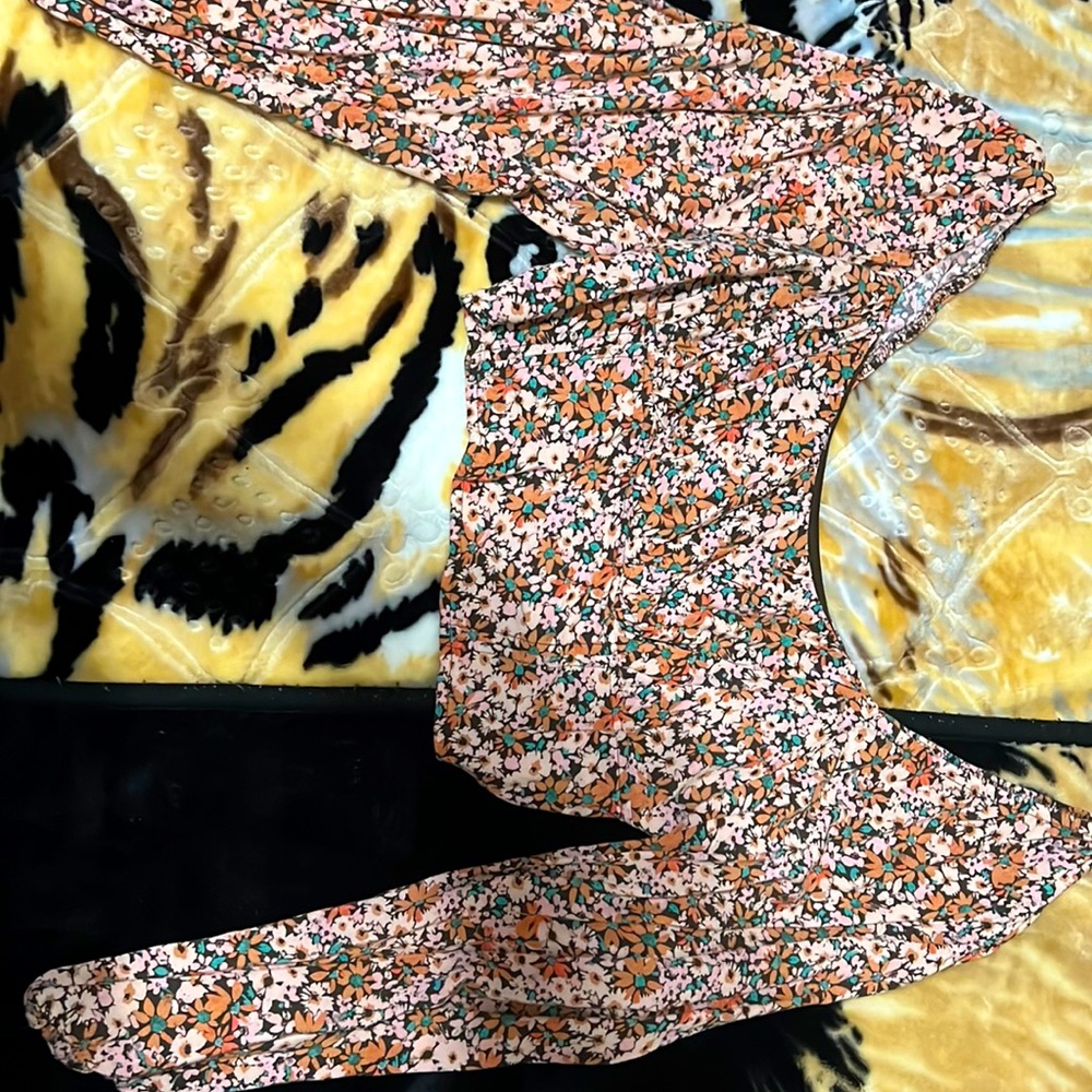 Cropped blouse, with flower pattern. scrunched from the arm, shaped as a corset